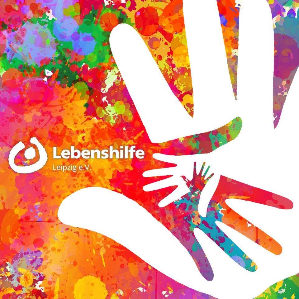 Lebenshilfe Leipzig: bunte Farbspritzer mit zwei helfenden Händen, einer Erwachsenen- und einer Kinderhand